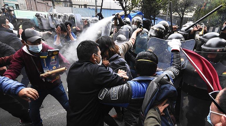 La Policía reprime a los maestros, en días pasados. | APG