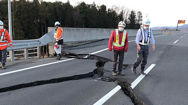 Tecnicos inspeccionan daños