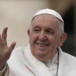 El papa Francisco «durmió bien» durante su primera noche en el hospital, dicen fuentes del Vaticano